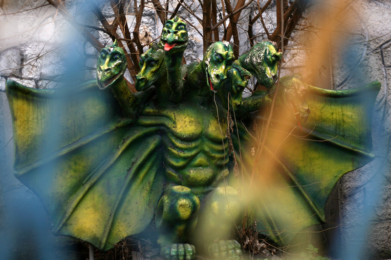 Illustration for article titled Inside the Ghostly Remains of Budapest's Condemned Amusement Park